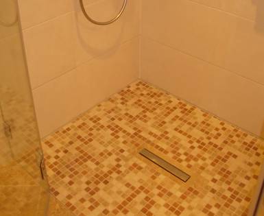 Private bathroom with floor-level shower, Berlin (Fundo Riofino) Private bathroom with floor-level shower, Berlin (Fundo Riofino)